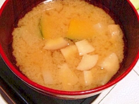 鰹粉が決め手！エリンギ、かぶ、かぼちゃのお味噌汁。